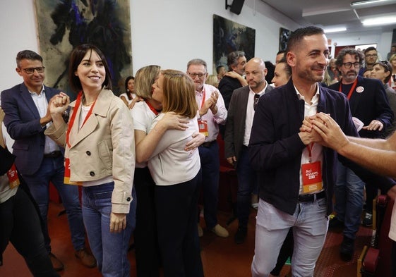 Diana Morant y Carlos Fernández Bielsa, junto a miembros del comité nacional del PSPV.