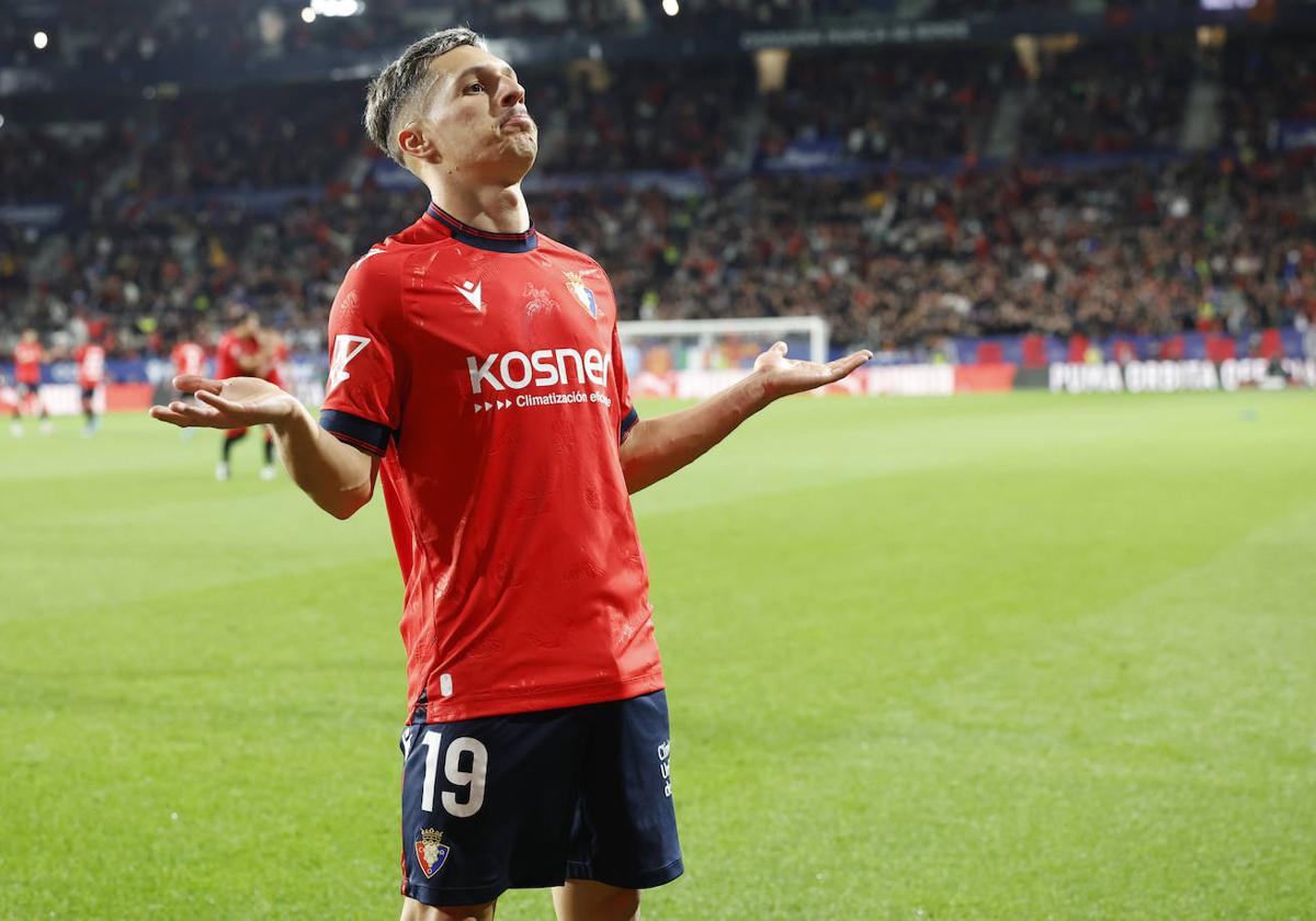 Bryan Zaragoza, celebrando un gol con Osasuna.