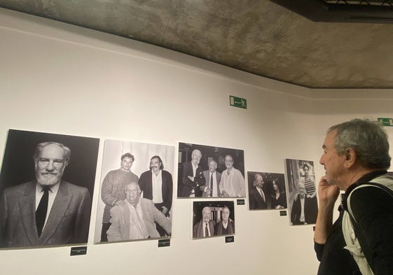 El fotógrafo El Flaco contempla la exposición en el Tossal.