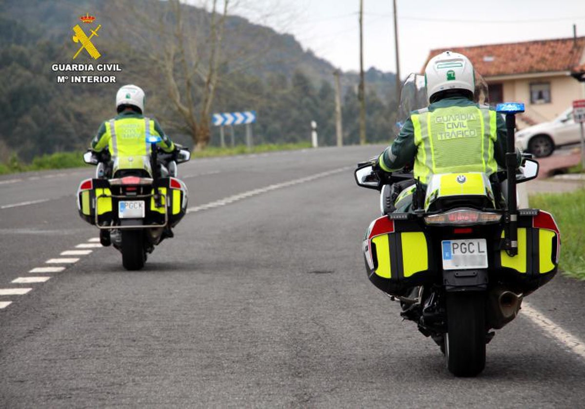 Imagen de archivo de dos agentes motorizados de la Guardia Civil de Tráfico.