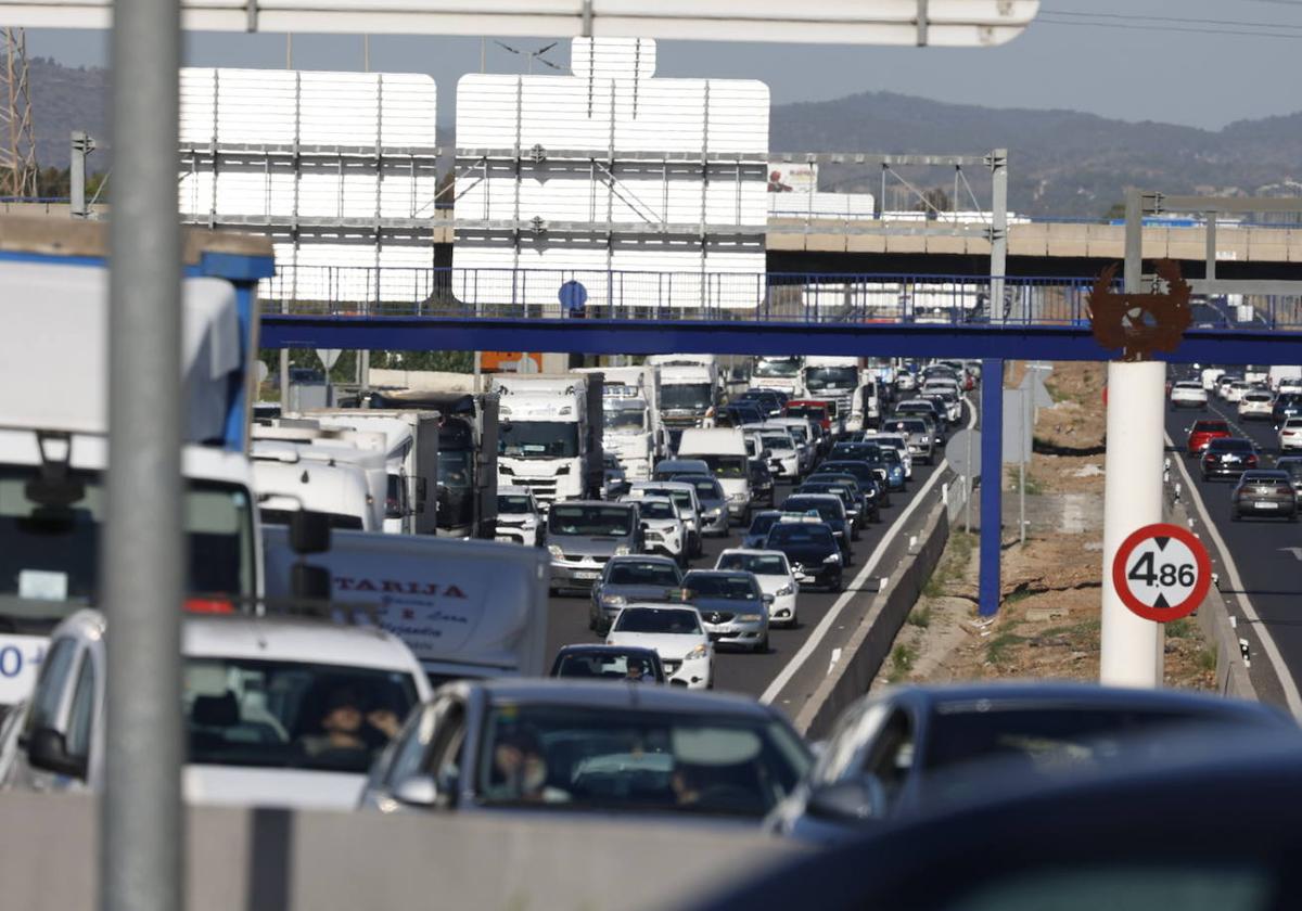 Atasco en un acceso a Valencia.