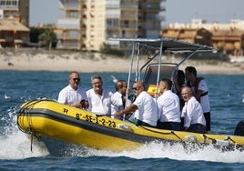 Las autoridades presentes en el acto, en la costa de el Perellonet.