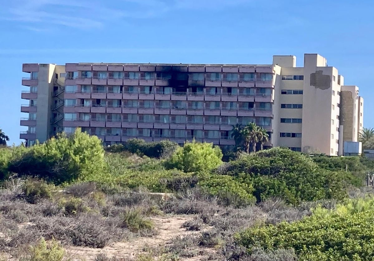 Edificio hotelero del Sidi Saler, tras el incendio en una habitación de la quinta planta.