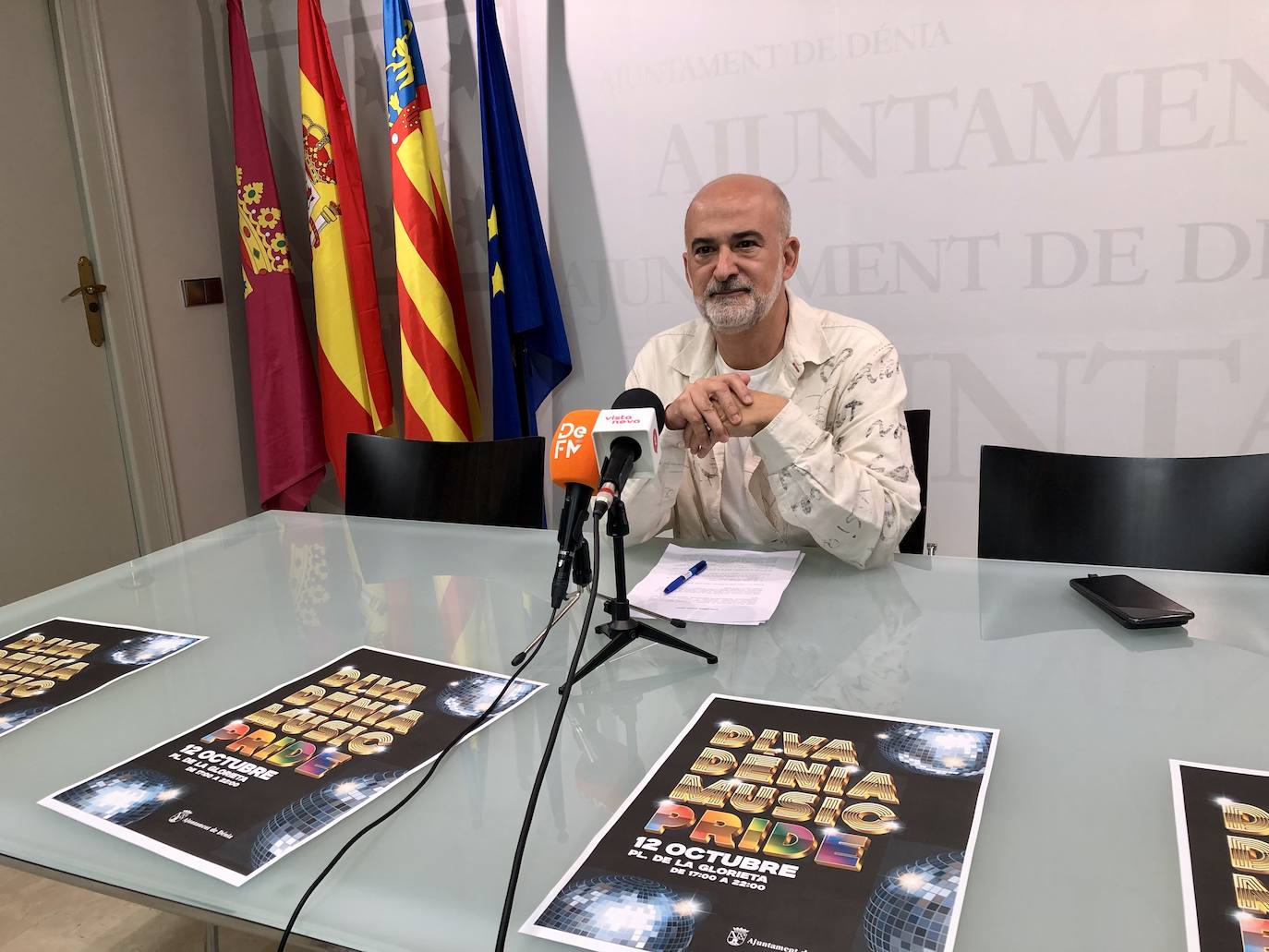 Javier Scotto, durante la presentación de la fiesta del Orgullo de Dénia.