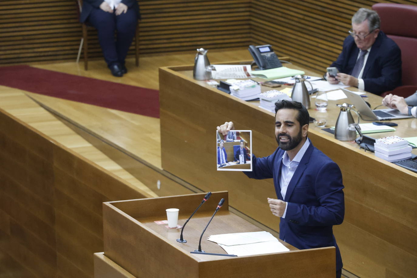 Fotos de la sesión de control a Mazón en Les Corts