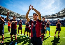 Víctor Fernández Jr celebra la victoria en el Ciutat de Valencia por 4-2 ante el Almería