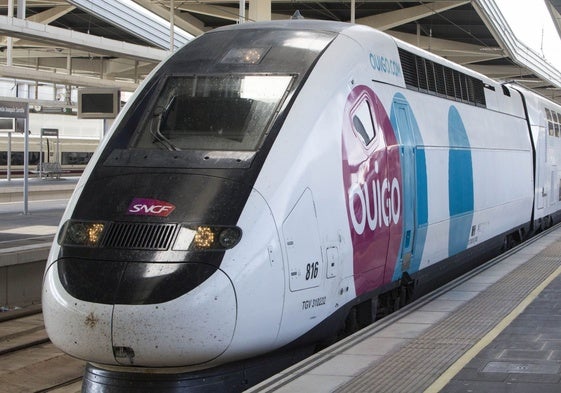 Un tren de Ouigo en la estación Joaquín Sorolla.