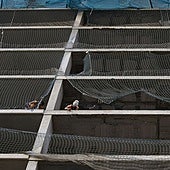 Dos obreros trabajan en la construcción de un edificio en Valencia.