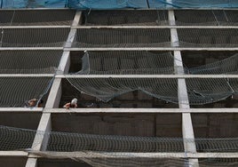 Dos obreros trabajan en la construcción de un edificio en Valencia.