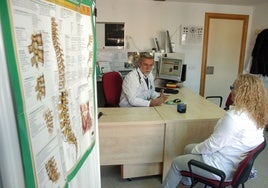 Un médico atiende a una paciente en un centro de salud.