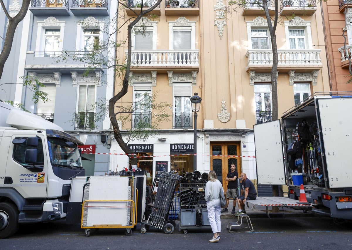 Imagen secundaria 1 - Ana Mena llega al rodaje de 'Idolos', una película que se filma en pleno centro de la ciudad de Valencia. 