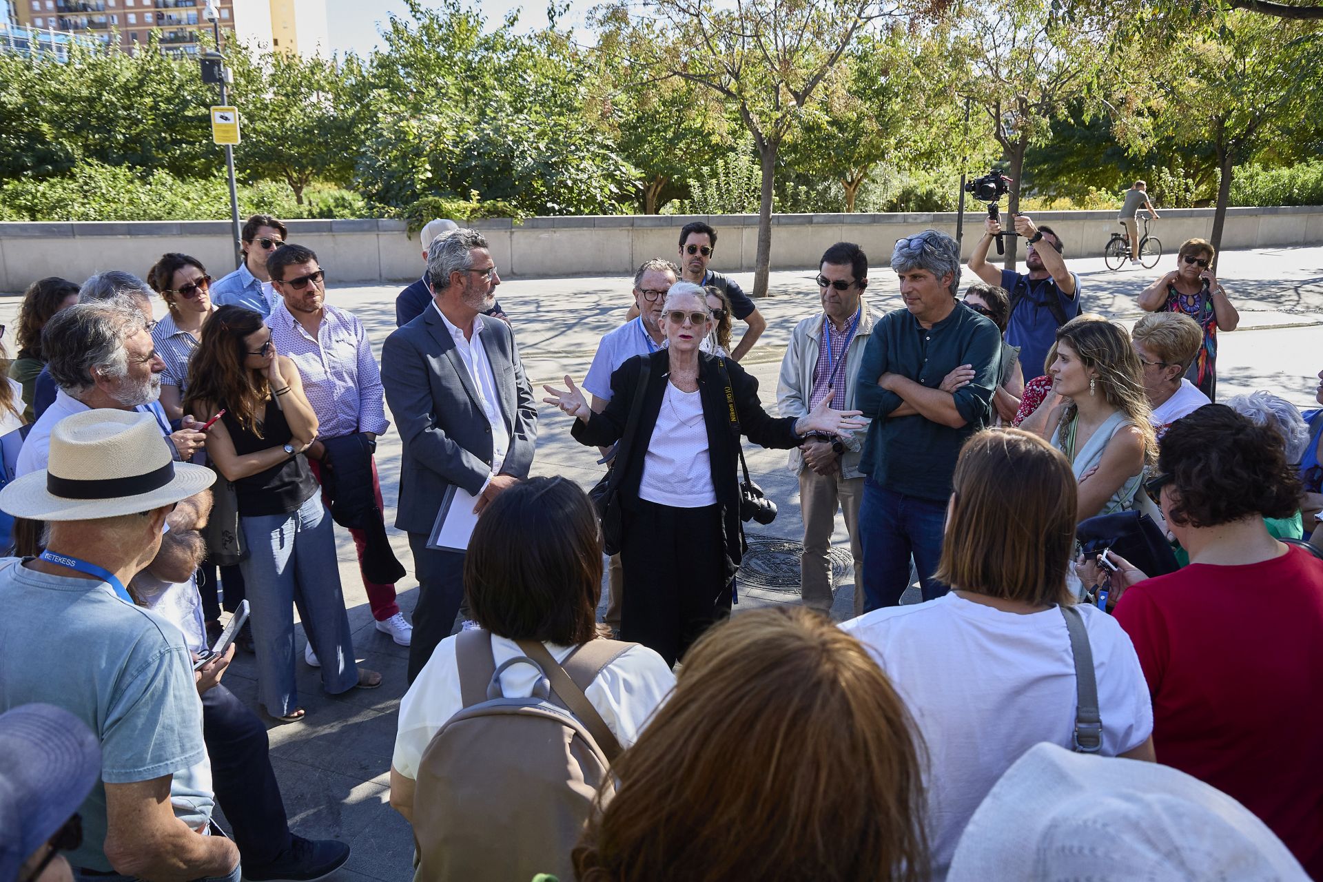 La visita de la arquitecta Kathryn Gustafson al parque Central de Valencia