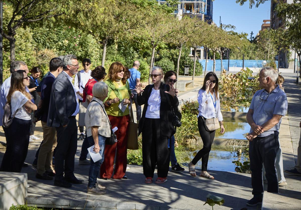 La visita de la arquitecta Kathryn Gustafson al parque Central de Valencia