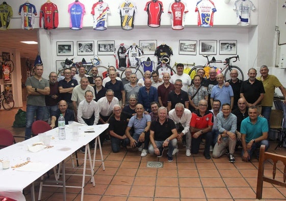 Miembros de la Peña Ciclista Excursionista posando contentos en su local