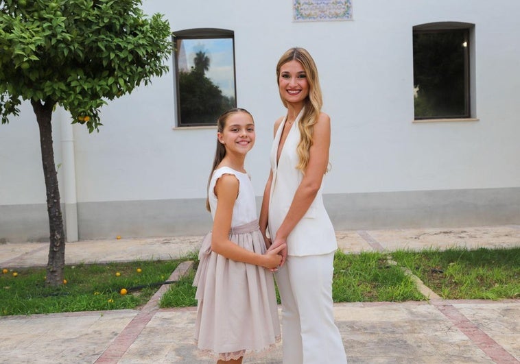 Berta Peiró, fallera mayor de Valencia, junto a Julia Medina, corte de la fallera mayor infantil de Valencia.