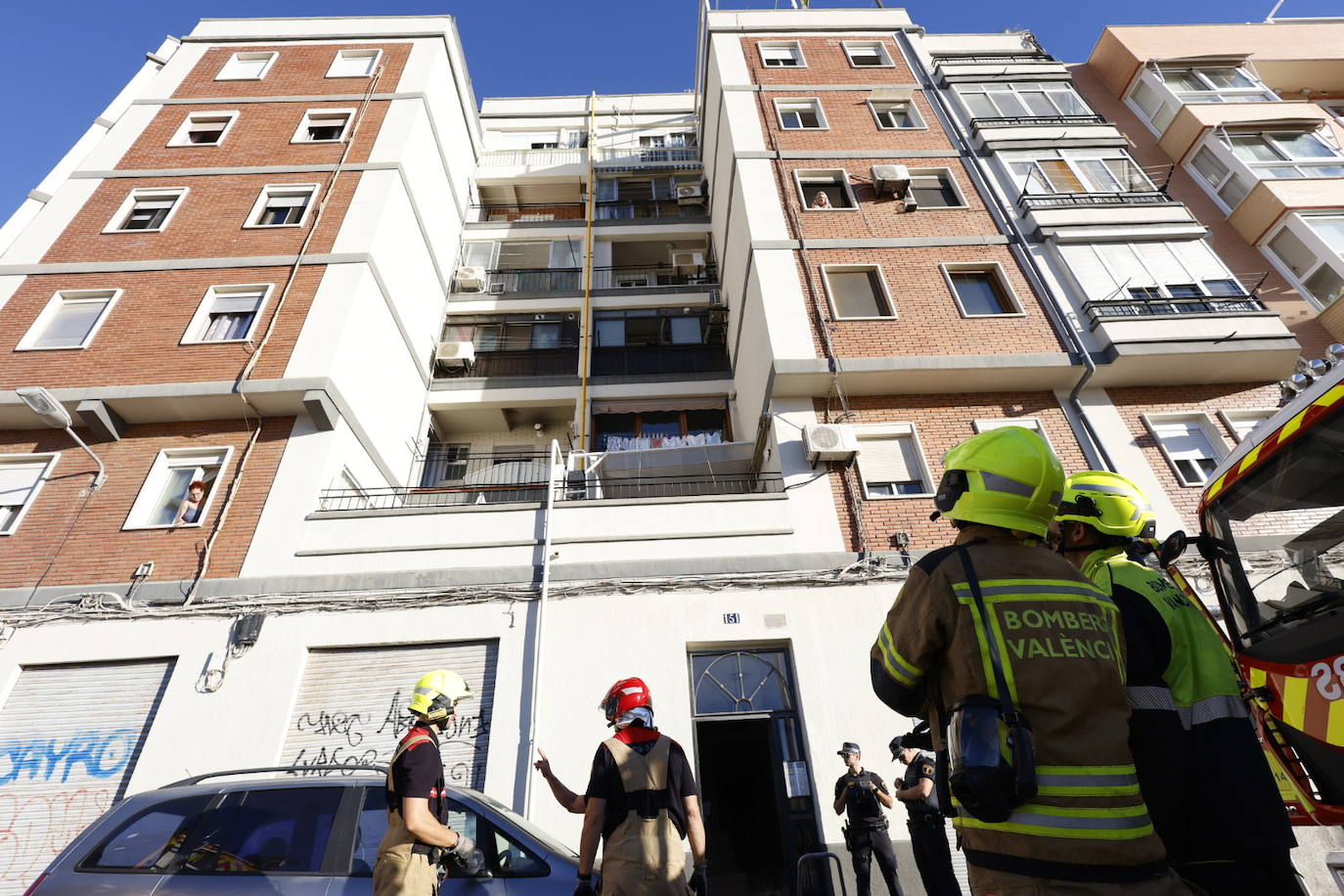 FOTOS | Varios heridos en un incendio en la avenida de Francia de Valencia