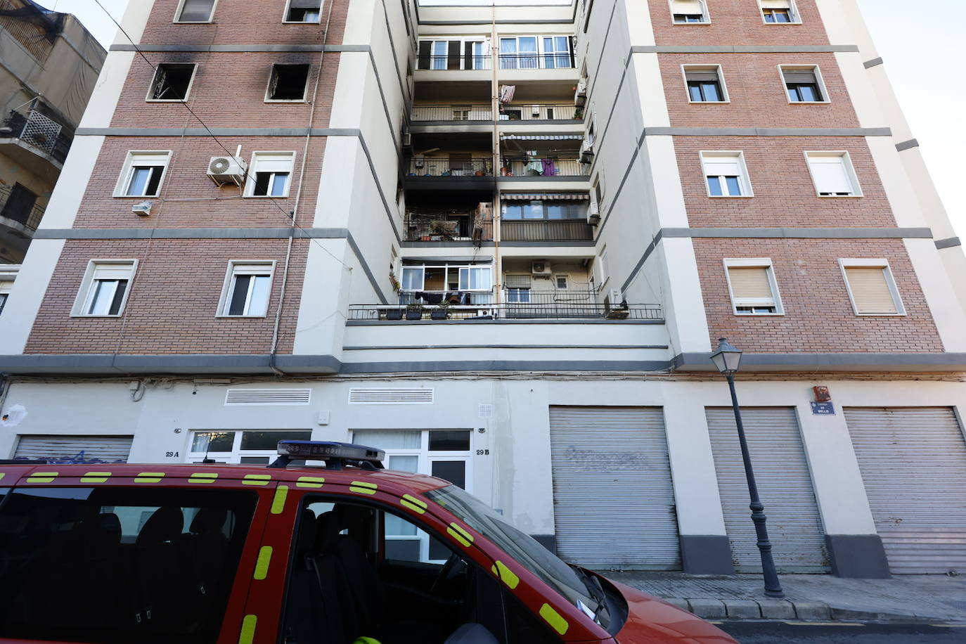 FOTOS | Varios heridos en un incendio en la avenida de Francia de Valencia