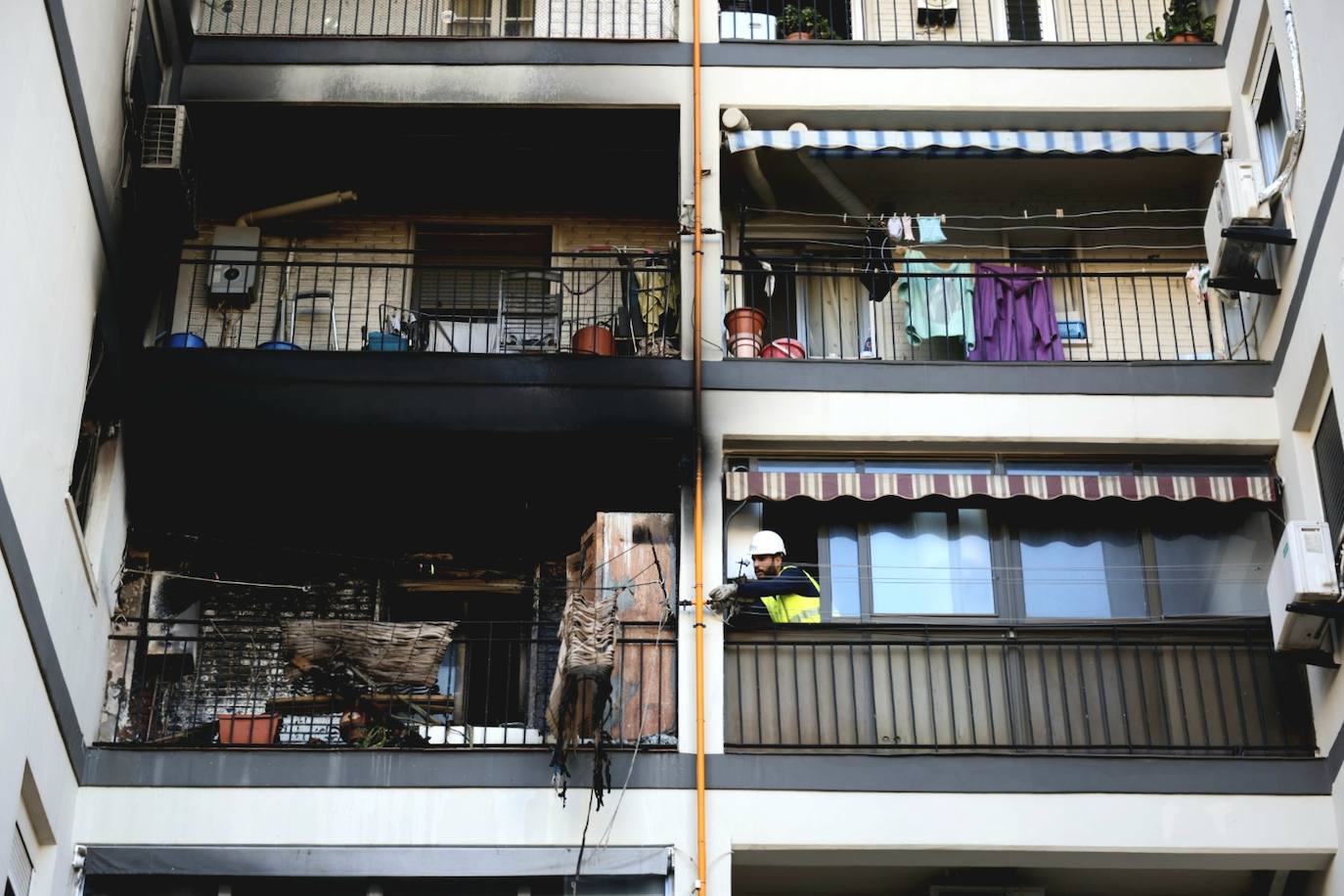 FOTOS | Varios heridos en un incendio en la avenida de Francia de Valencia