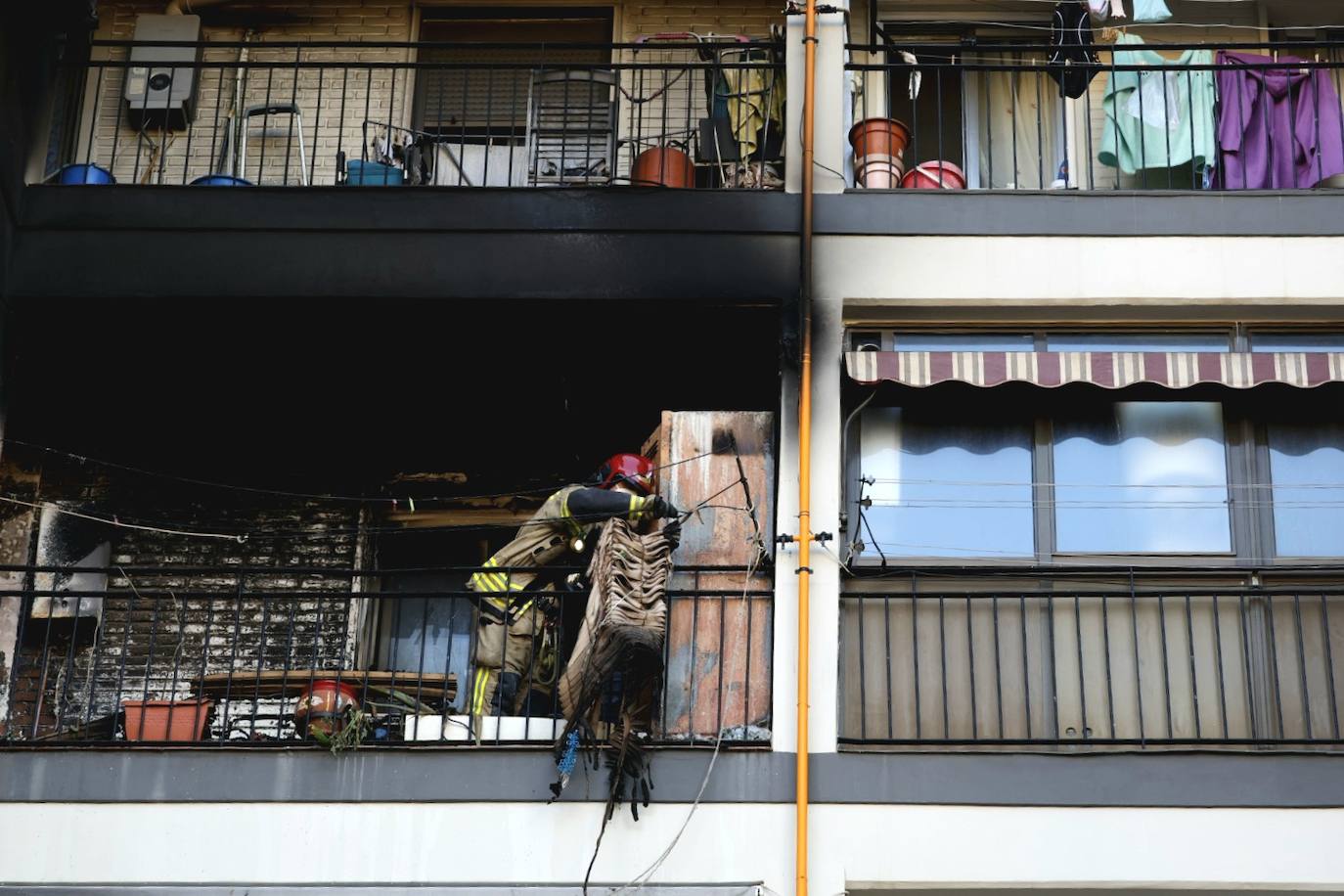 FOTOS | Varios heridos en un incendio en la avenida de Francia de Valencia