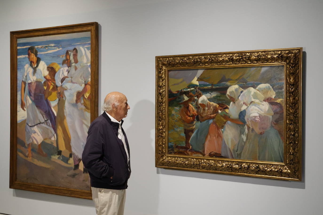 Manuel Vicent, entre dos lienzos de Sorolla.