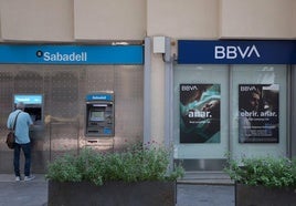 Cajero de Banco Sabadell junto a uno del BBVA en la Rambla del Poblenou en Barcelona.