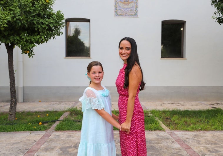 Lucía Martínez, candidata infantil, junto a Carolina Torres.