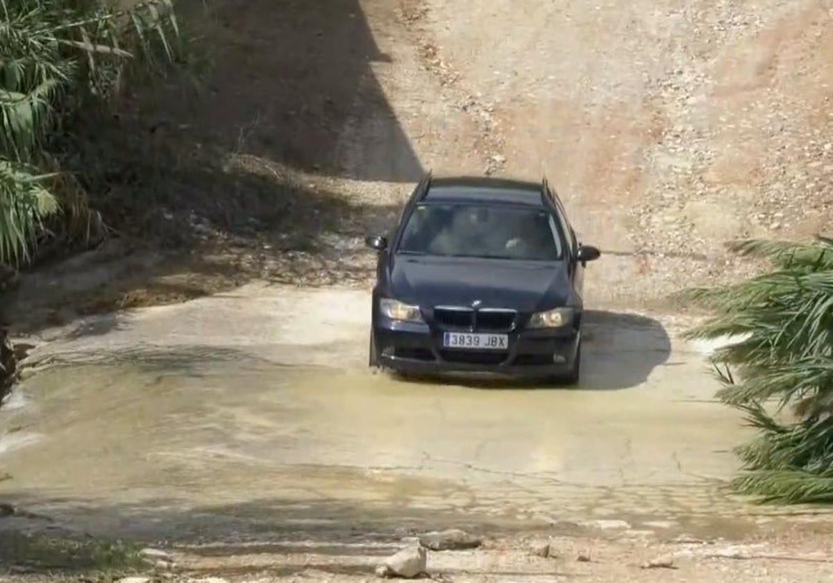 Vehículo en el que quedó atrapado el hombre durante el episodio de lluvias.