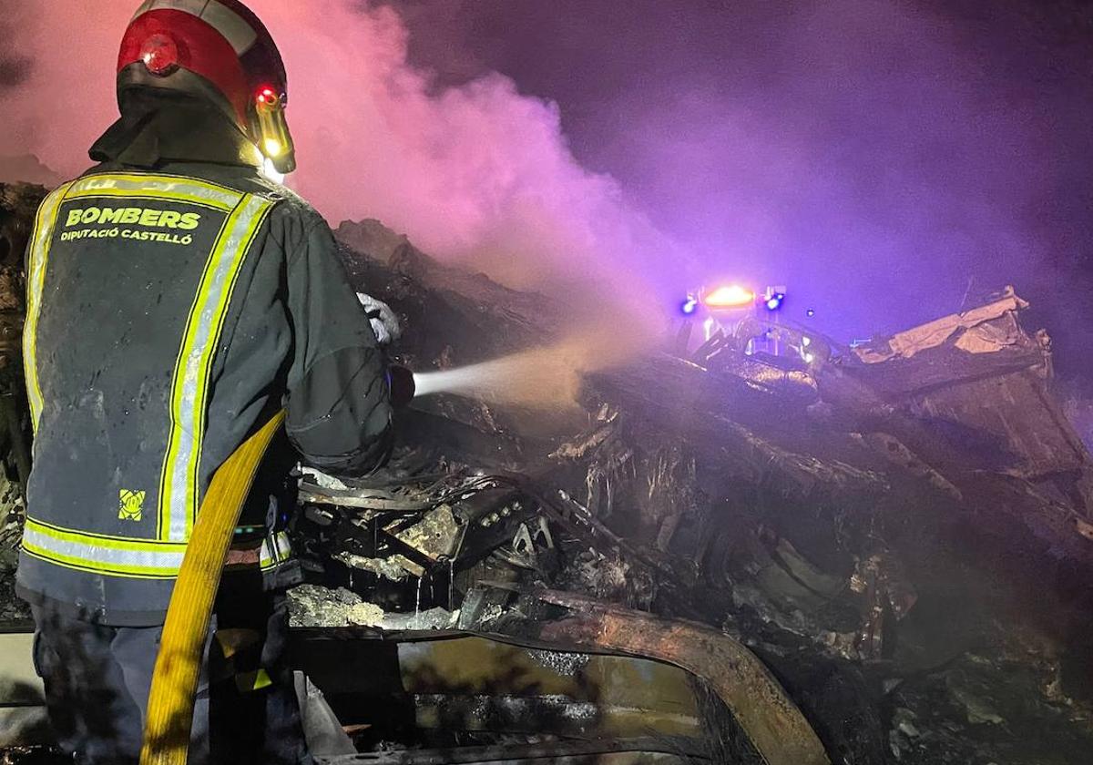 Un accidente entre dos camiones provoca un incendio en la AP-7 en Benicàssim