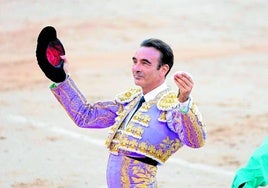 Enrique Ponce saluda al tendido durante su exitosa corrida en Madrid el pasado sábado.