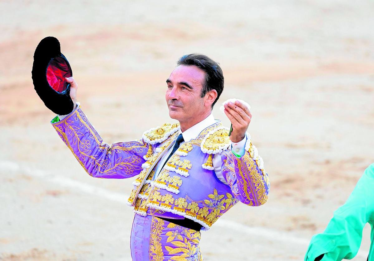 Enrique Ponce saluda al tendido durante su exitosa corrida en Madrid el pasado sábado.