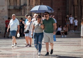 Turistas en el centro de Valencia, en un día soleado de calor.