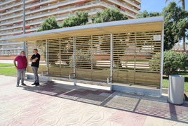 Pérgola en el paseo marítimo.