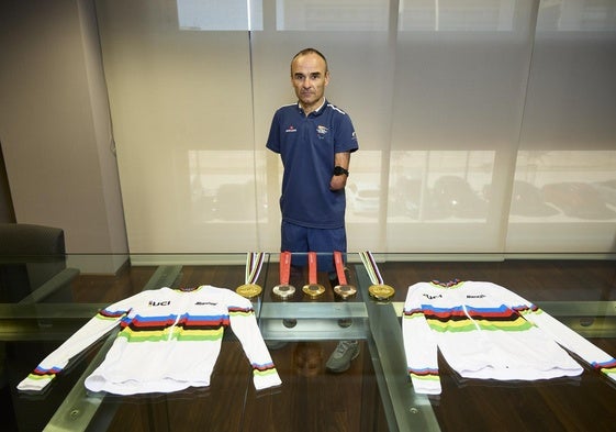 Ricardo Ten muestra durante su visita a LAS PROVINCIAS los dos oros mundiales y las tres medallas paralímpicas logradas este verano.