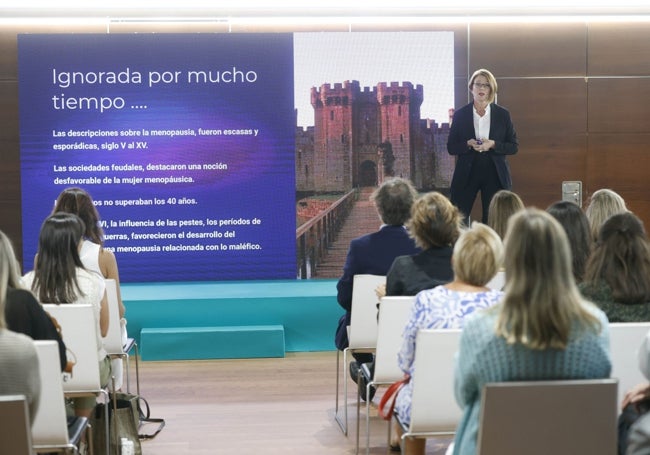 Natalia Gennaro, ginecóloga de ASISA, fundadora y directora de la Primera Unidad de Alta Resolución Diagnóstica y Cirugía Robótica de Precisión en Suelo Pélvico en Hospital HLA Universitario Moncloa, durante su interesante exposición.