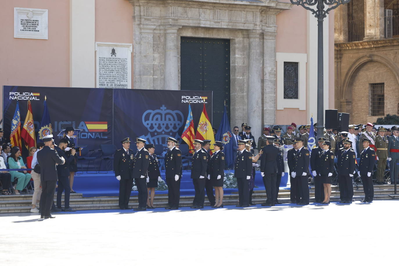 Fotos del acto de la Policía Nacional en la plaza de la Virgen de Valencia