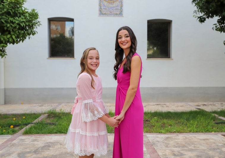 Inés Bordás, candidata infantil, junto a Beatriz Navarro.