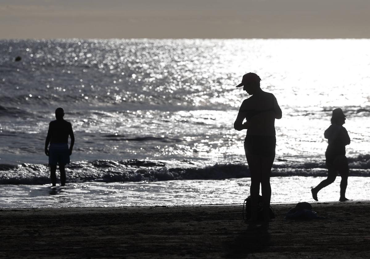 Varias personas, en una playa valenciana.