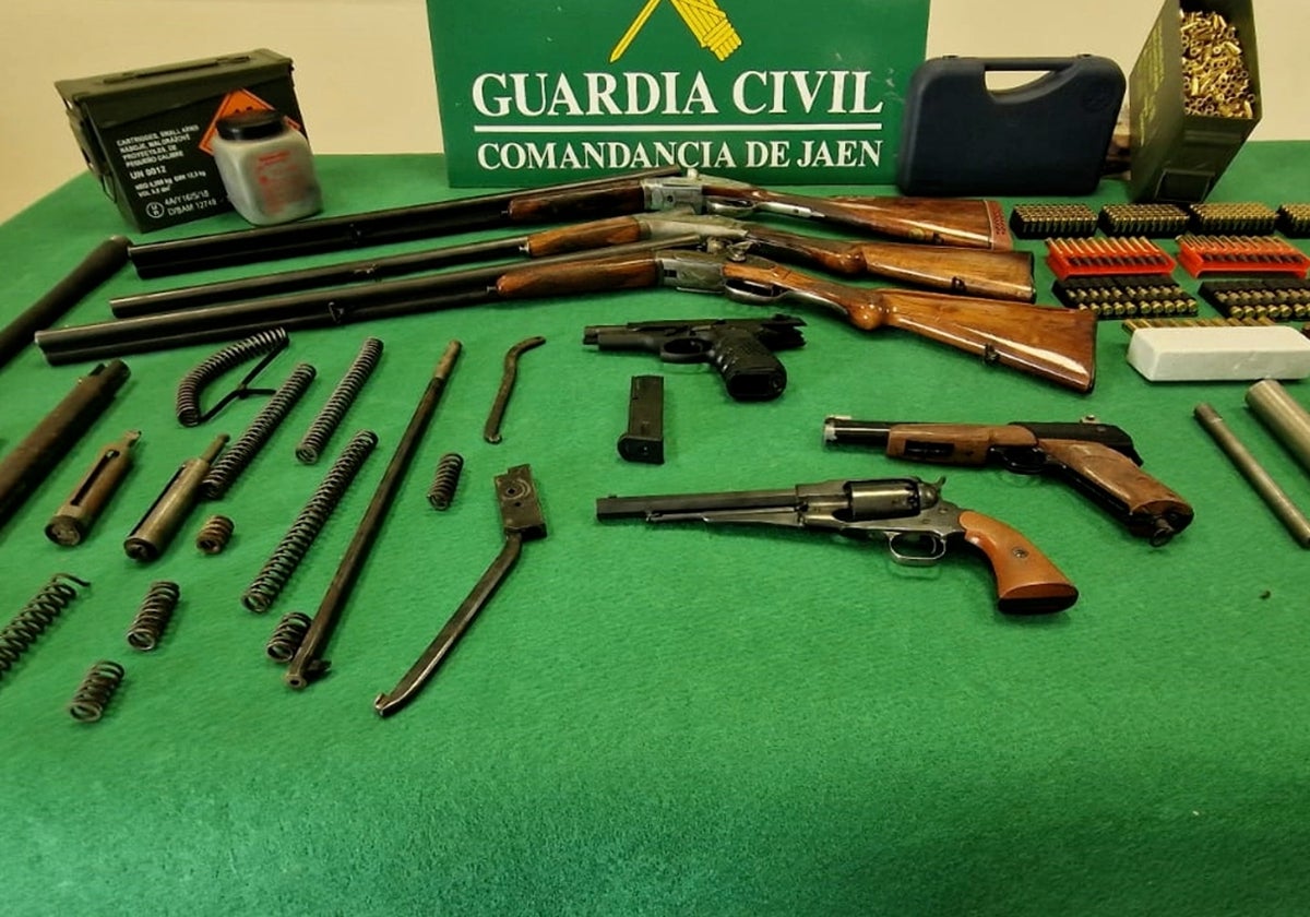 Armas intervenidas por la Guardia Civil durante la operación.