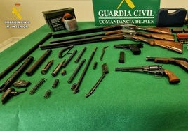 Armas intervenidas por la Guardia Civil durante la operación.