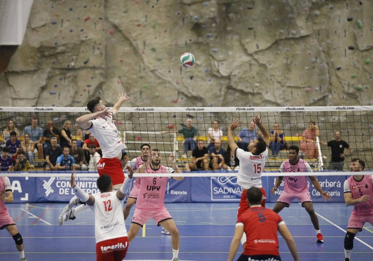 Los jugadores del UPV Léleman Conqueridor toman posiciones ante una ofensiva del Cisneros Alter.