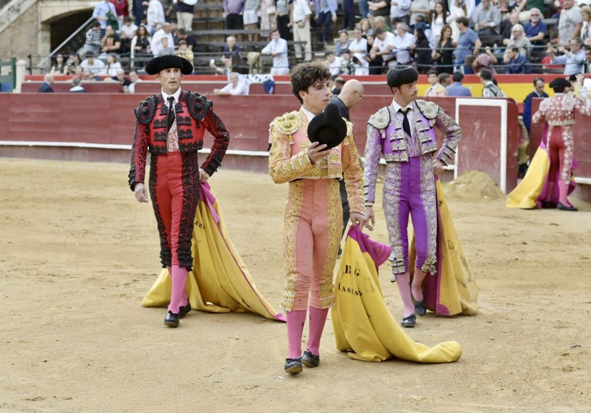 Bruno Gimeno dando la vuelta al ruedo.