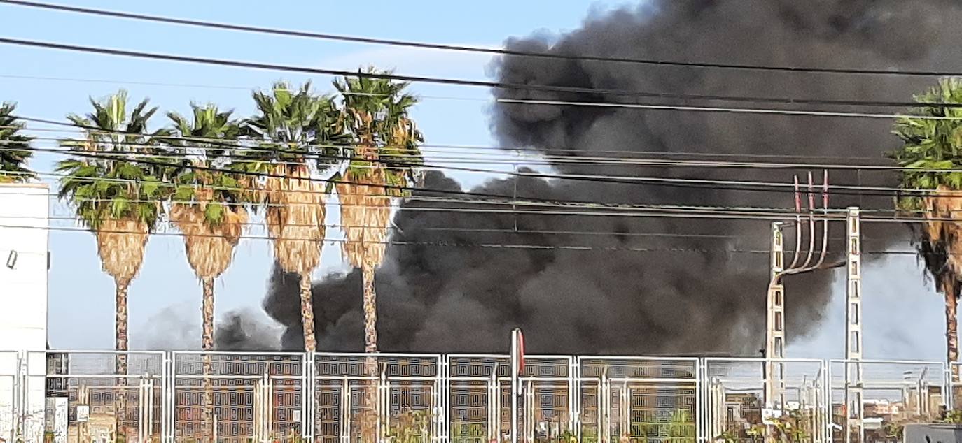 FOTOS | Incendio de una nave en Alboraya