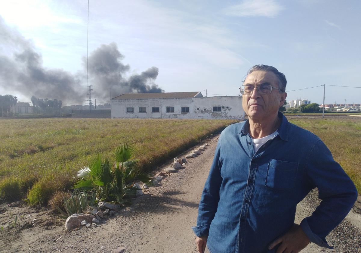 Pascual, uno de los vecinos de la zona, junto a la columna de humo.