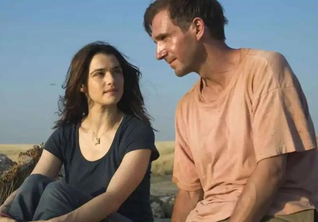 Ralph Fiennes y Rachel Weisz en 'El jardinero fiel'.