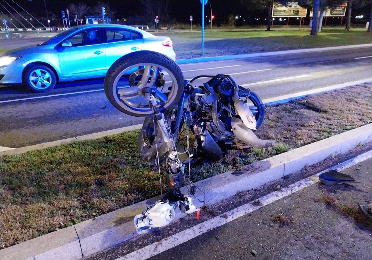 Una moto estrellada a causa de un accidente, en una imagen de archivo.