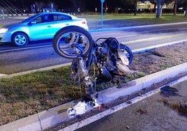 Una moto estrellada a causa de un accidente, en una imagen de archivo.