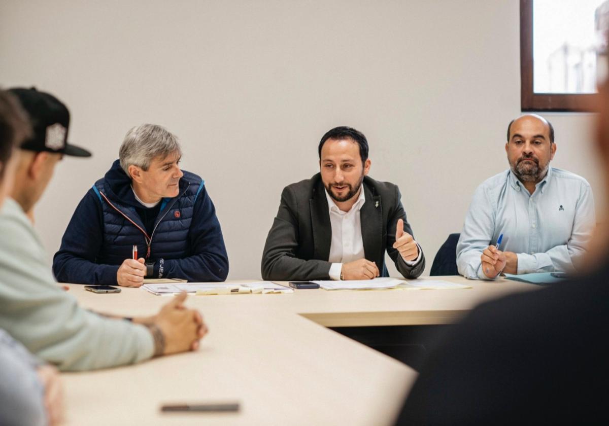 El primer teniente de alcalde y concejal de Vivienda, Sergio Toledo, durante una reunión.