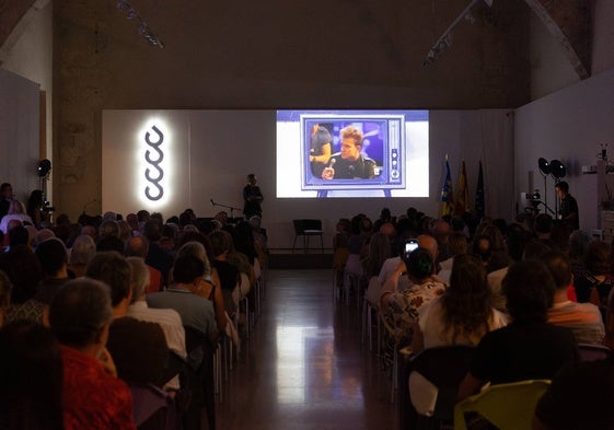 Un momento de las conversaciones en torno al movimiento sociocultural de los ochenta.