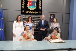 Firma en el libro de honor.