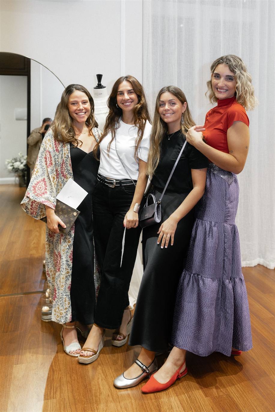 Influencers y personas relacionadas con el mundo de la moda nupcial asisten a la inauguración del atelier de Álex Vidal.